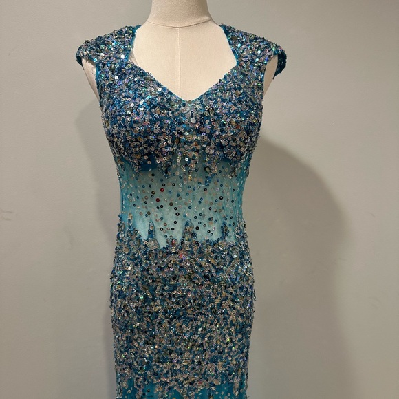 Prom•special occasion•pageant gown. NWT sz 6. Gorgeous blue with sequins. - Picture 5 of 5